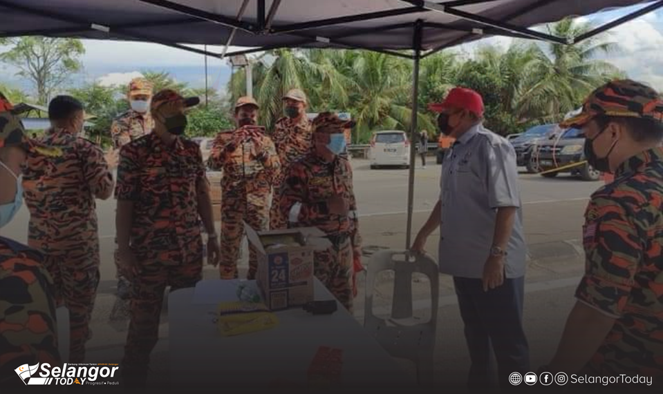 SELAIN BARANG KEPERLUAN, MP SEPANG SUMBANG BARANG MAINAN PADA KANAK-KANAK MANGSA BANJIR