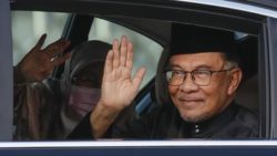 perdana-menteri-malaysia-yang-baru-diangkat-anwar-ibrahim-menandatangani-dokumen-setelah-mengambil-sumpah-selama-upacara-penga-1_169